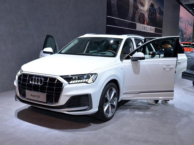 奥迪q7suv，2020款奥迪q7四座豪华版