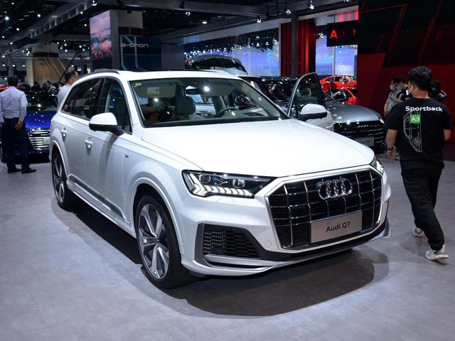 奥迪q7suv，2020款奥迪q7四座豪华版