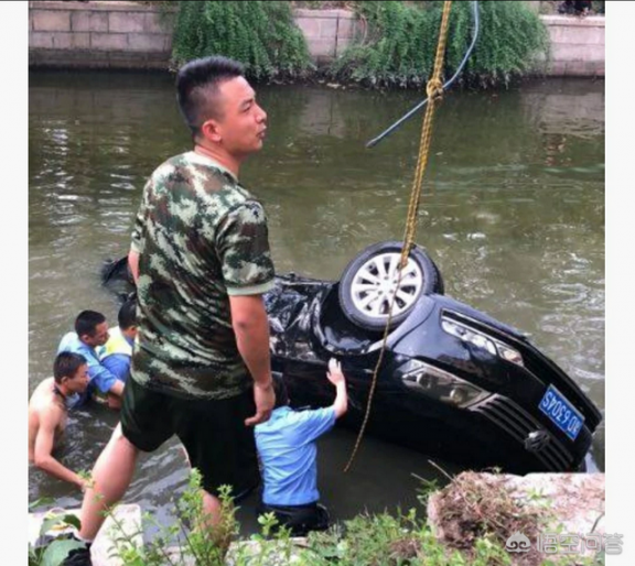 油门和刹车的位置，油门当刹车时紧急处理方法