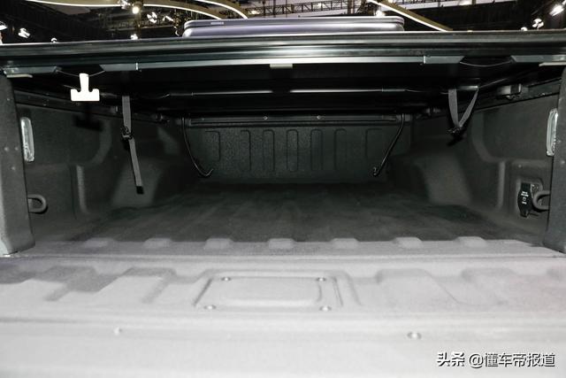 jeep车价格新款，Jeep角斗士上市售价50.99万元