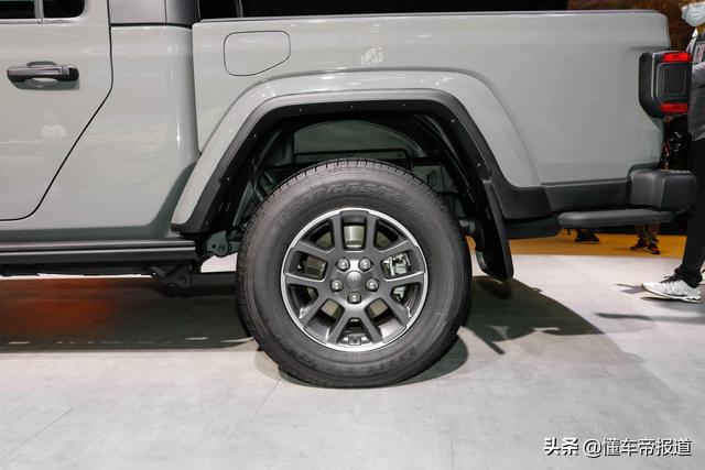 jeep车价格新款，Jeep角斗士上市售价50.99万元