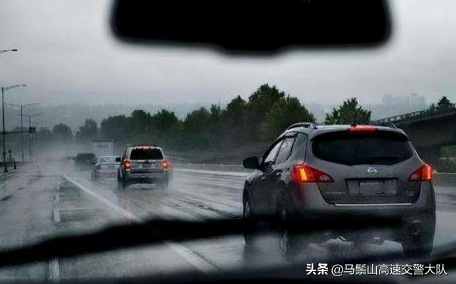 雨天开车注意事项，下雨天新手开车注意什么？