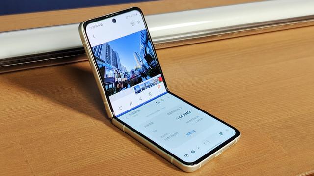 三星zflip3折叠手机评测，三星折叠屏手机zflip3值不值得买