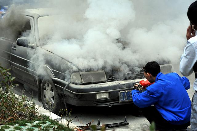 车载灭火器放哪里好？车载灭火器放车里暴晒会爆炸吗