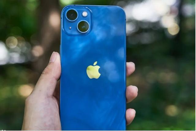 苹果13跟12的区别哪个更值得入手？现在买iphone12好还是iphone13