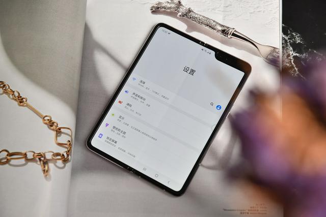 三星w2022折叠手机参数配置，三星w20折叠手机怎么样？